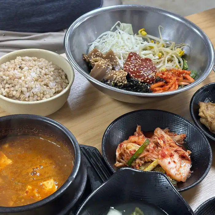 보리밥과 비빔밥 재료, 그리고 된장찌개
