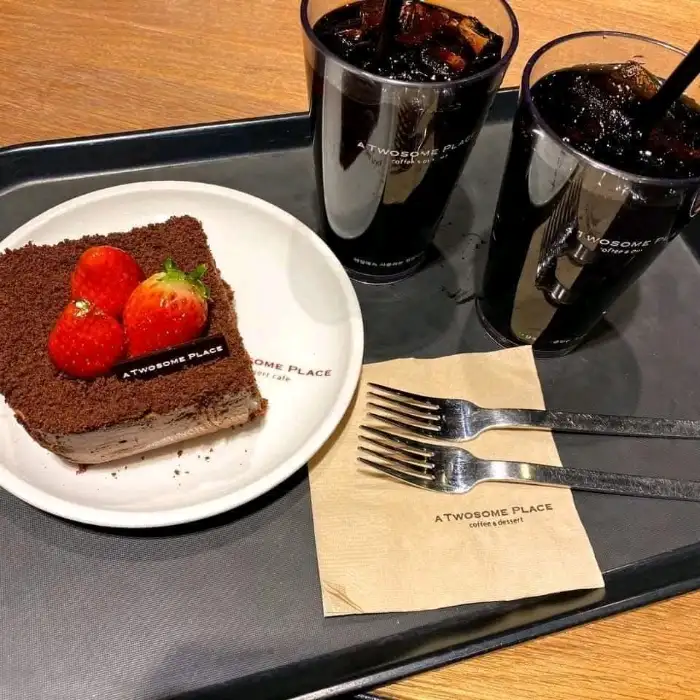 초코 케이크와 아이스 아메리카노