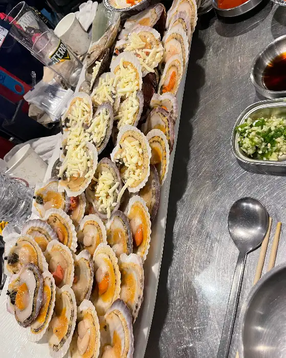 치즈가 올라간 구워진 가리비