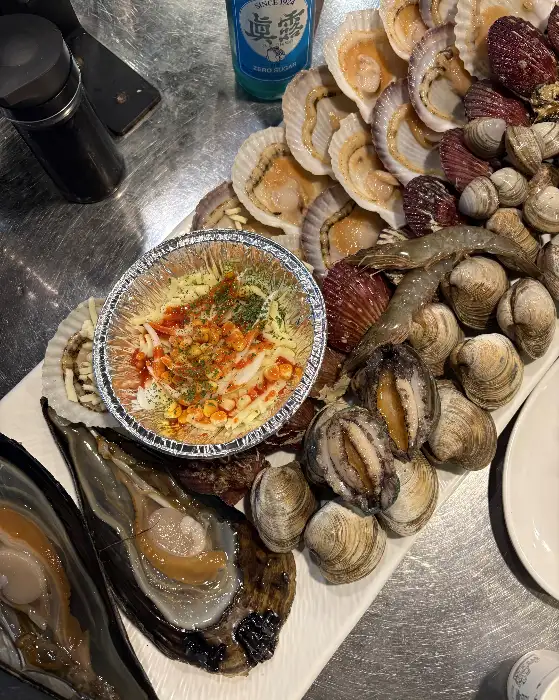 풍성하게 차려진 해산물 찜