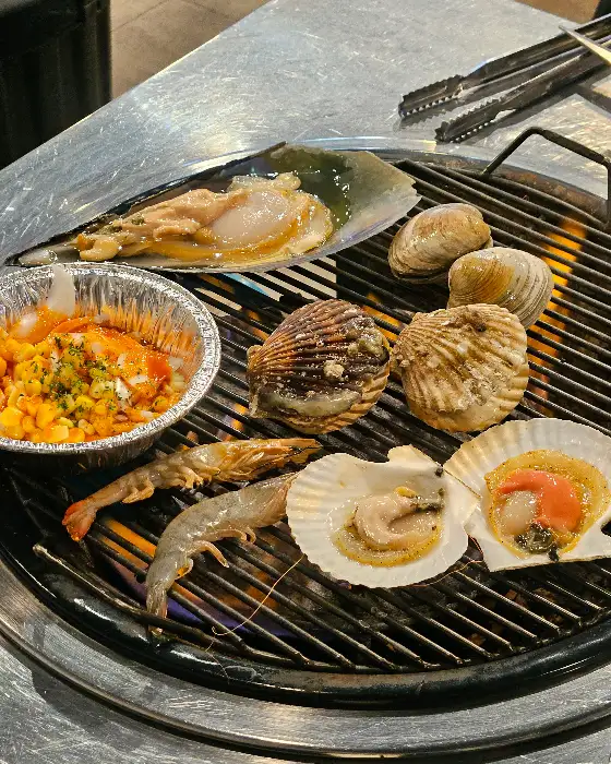 구워지는 조개와 새우