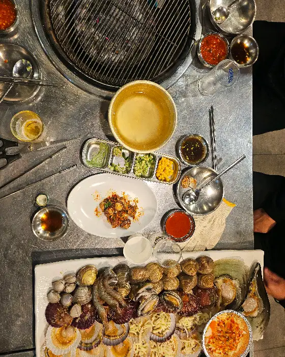 테이블 세팅 및 조개구이 준비