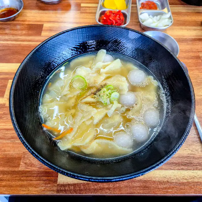 풍성한 건더기가 돋보이는 칼제비