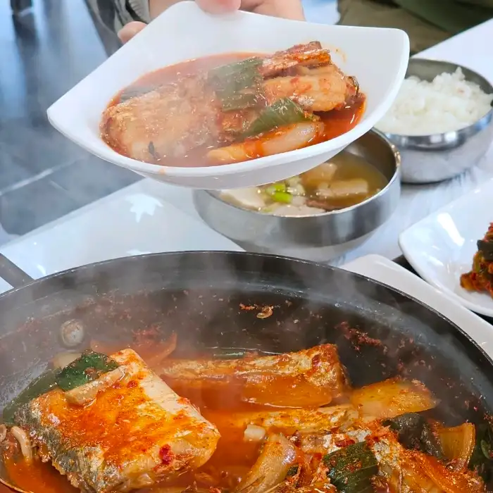 갈치조림 한 그릇을 덜어낸 모습