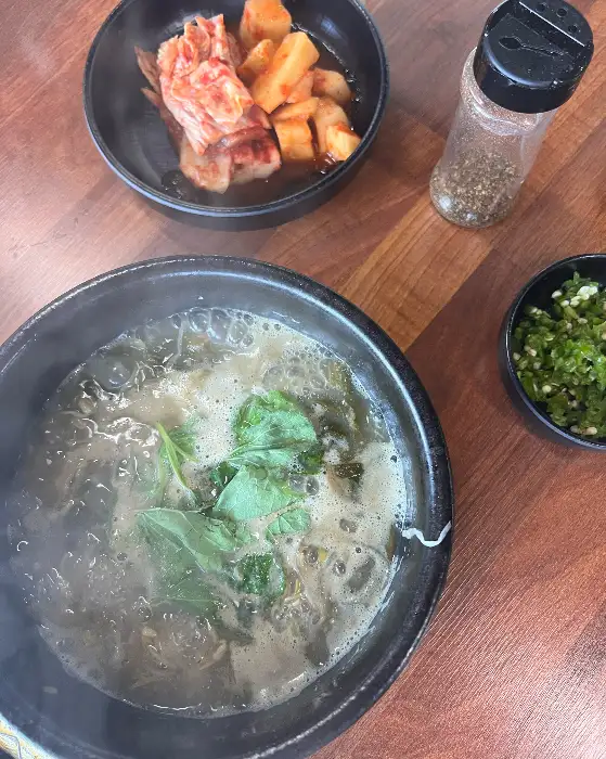 김이 모락모락 나는 장어탕의 모습