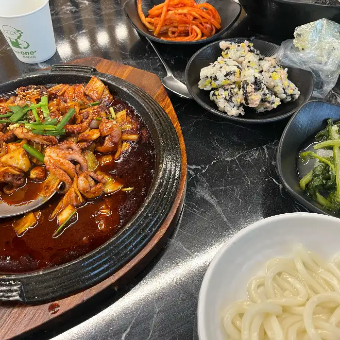 쭈꾸미 요리와 곁들임 찬들, 그리고 밥