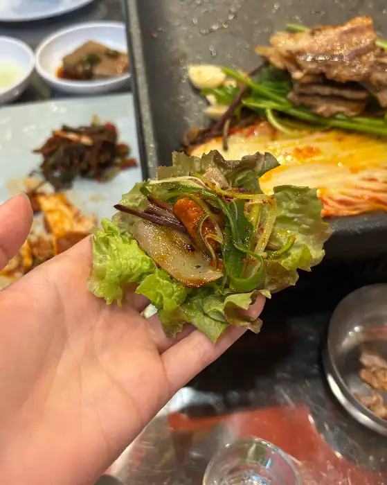 불판 위에서 맛있게 익어가는 꼬들살