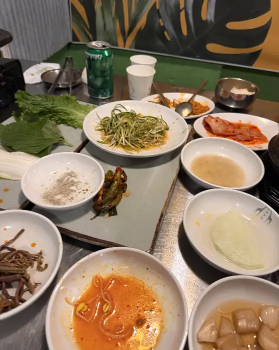 다양한 쌈 채소와 곁들임 반찬들