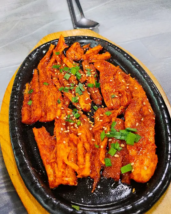 양념이 잘 배인 더덕구이