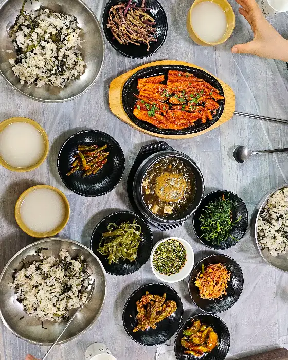 테이블 가득 차려진 푸짐한 한상차림