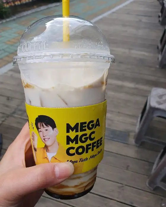 메가커피 매장 내부 모습 (추정)
