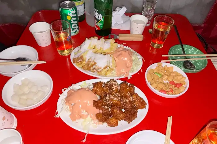 교동호프 테이블에 놓인 음식과 맥주