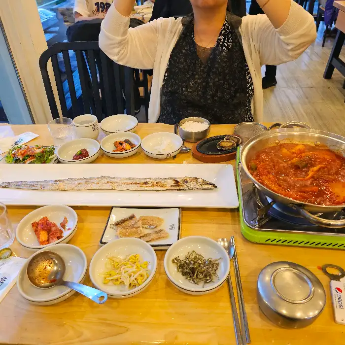 제주미향 중문본점 갈치구이 뼈 발라내는 모습