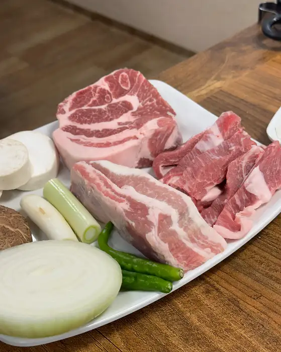 신선한 돼지고기 모듬