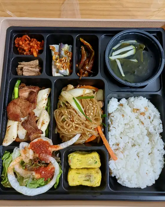 깔끔하게 담긴 제육반상 도시락