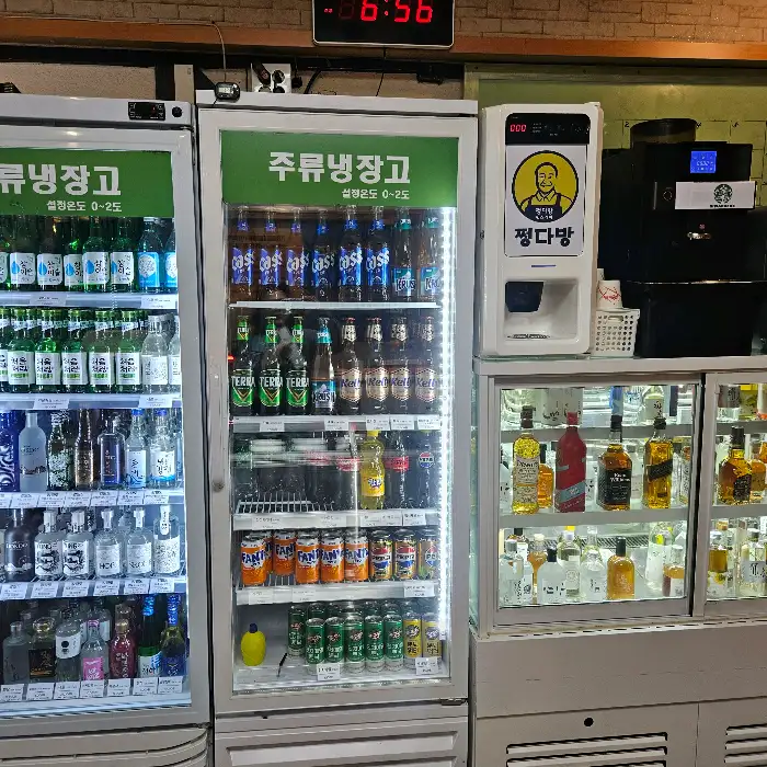 다양한 종류의 주류가 진열된 냉장고
