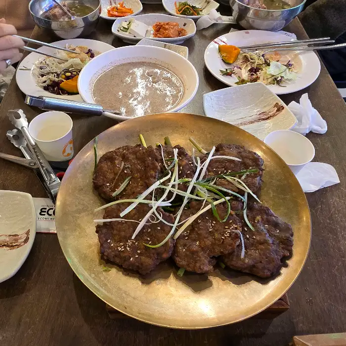 테이블에 차려진 떡갈비와 뼈국