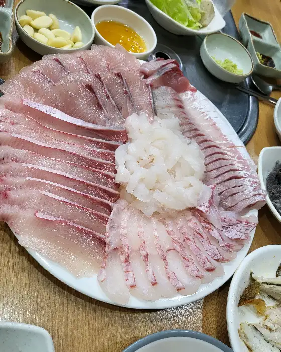 다양한 종류의 신선한 회가 푸짐하게 담긴 접시