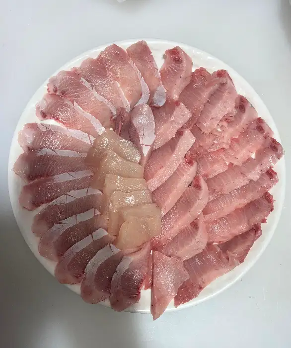 다채로운 회가 부채꼴 모양으로 정갈하게 담긴 접시