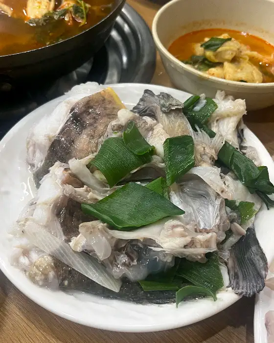 먹음직스러운 매운탕과 생선머리 요리