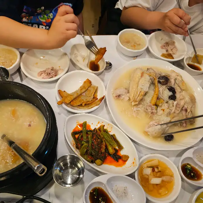 푸짐하게 차려진 상차림