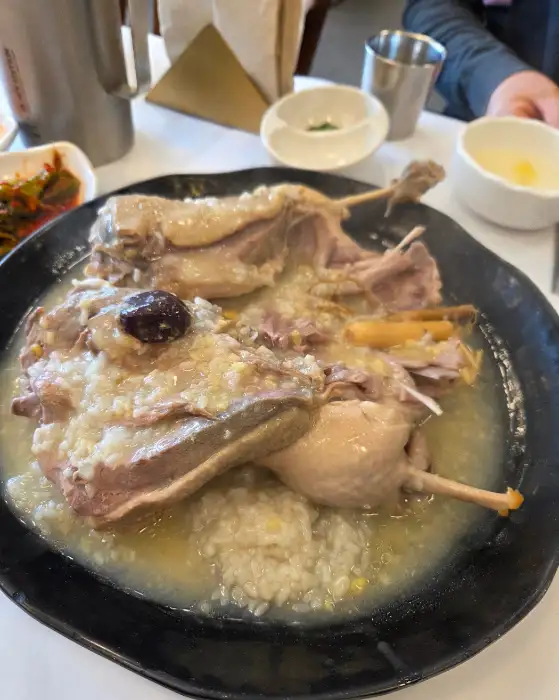 잘 익은 녹두능이누룽지오리백숙