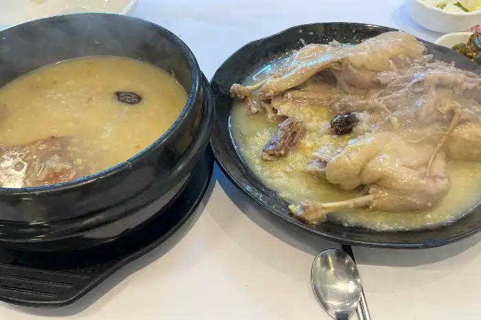 백숙과 누룽지 죽이 함께 나온 모습