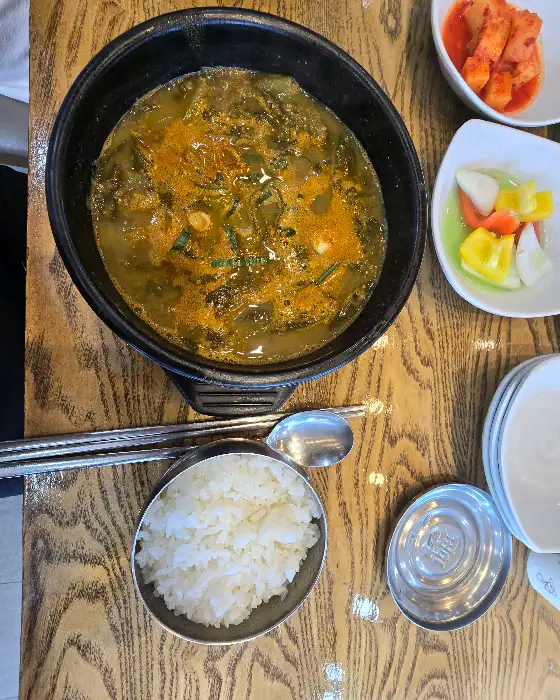 추어탕과 밥, 그리고 몇 가지 반찬이 담긴 접시 모습.