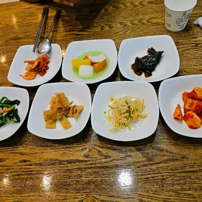 다양한 밑반찬이 여러 접시에 담겨 나온 모습.