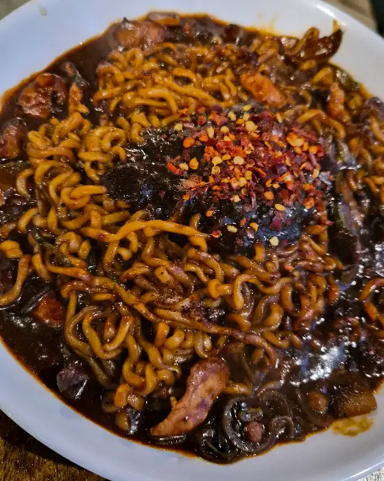 접시에 푸짐하게 담긴 짜파게티