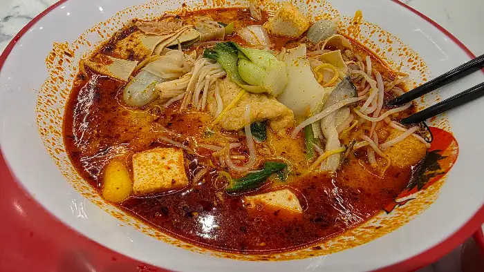 푸짐하게 담긴 다양한 재료의 마라탕