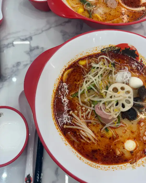 마라탕 그릇에 담긴 쑥갓, 연근, 완자, 햄 등의 재료