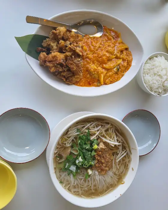 여러가지 음식이 함께 나온 상차림 사진