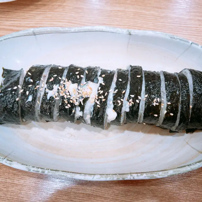 정갈하게 썰린 김밥 한 줄
