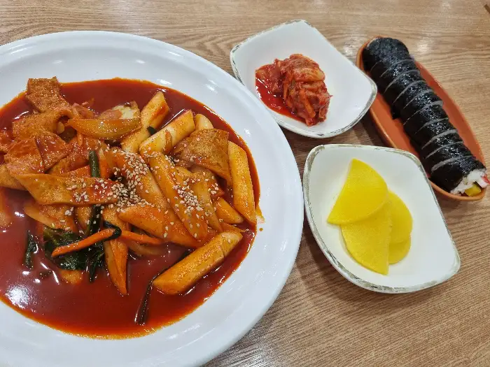 푸짐한 라볶이와 김밥