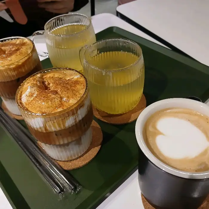 다양한 음료와 디저트