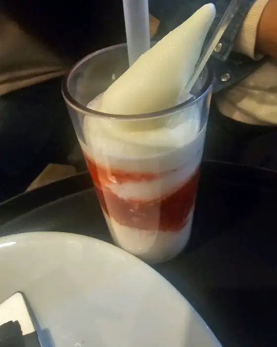 딸기 시럽과 크림, 아이스크림이 층층이 쌓인 디저트