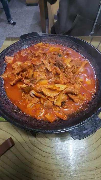 김이 모락모락 나는 볶음 요리
