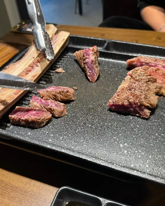 불판 위에 올려진 우대갈비 조각들