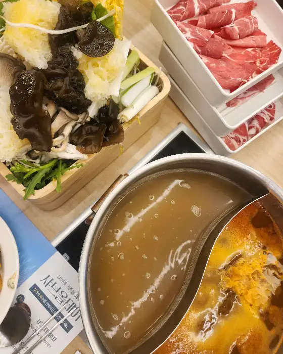 샤브샤브에 들어갈 신선한 채소와 버섯