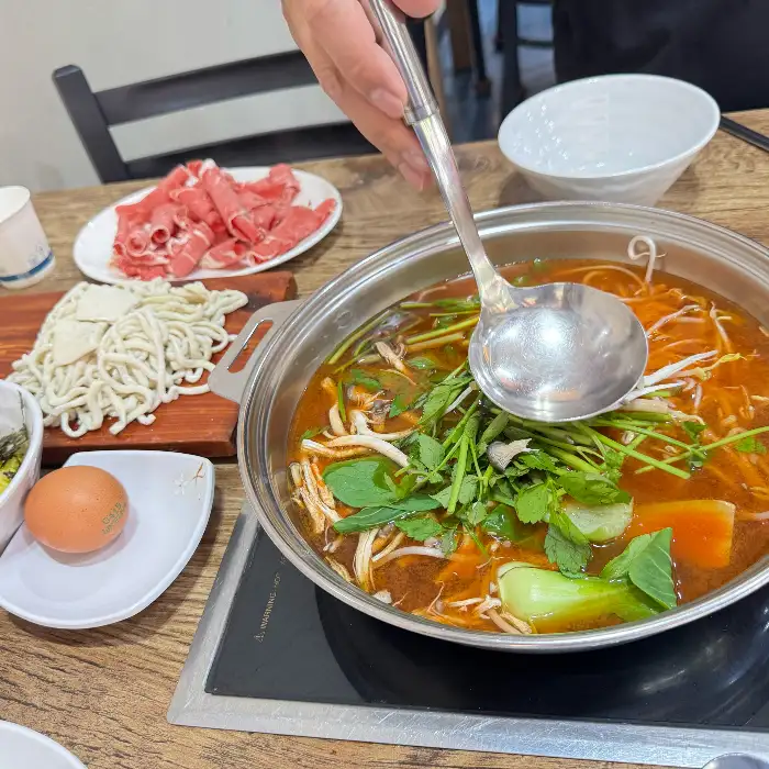 숙주와 채소가 듬뿍 들어간 샤브샤브 육수