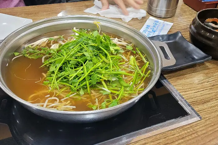 육수 위로 솟아오른 푸짐한 채소들의 모습