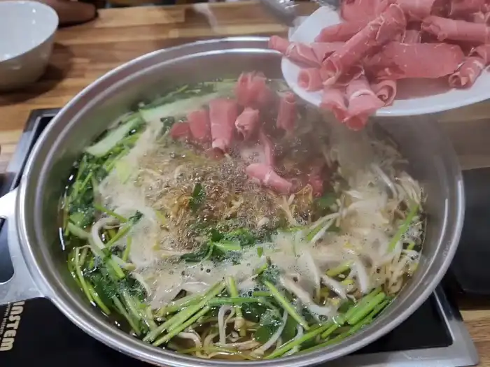 칼국수 면을 건져 올리는 모습