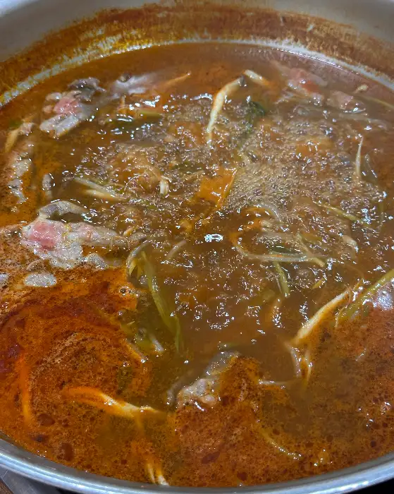 보글보글 끓고 있는 샤브샤브 칼국수 육수