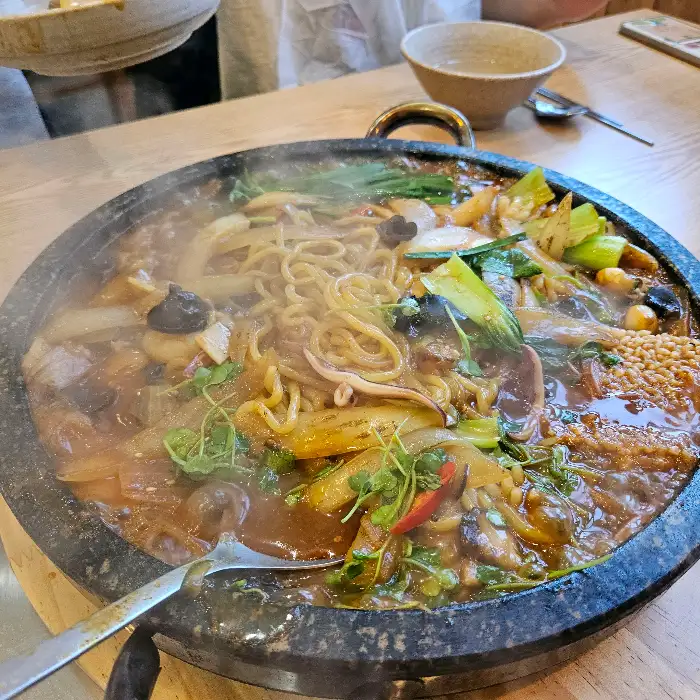뜨거운 돌판 위에서 끓고 있는 돌짜장 비주얼