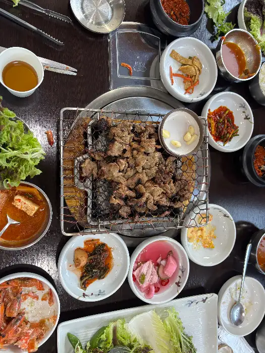 숯불 위에서 맛있게 구워지고 있는 불고기