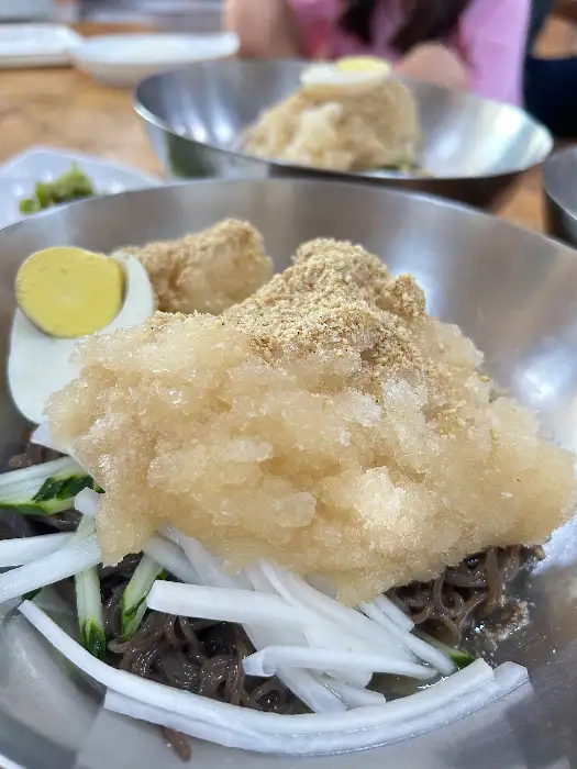살얼음 육수가 듬뿍 올라간 냉면 근접 사진