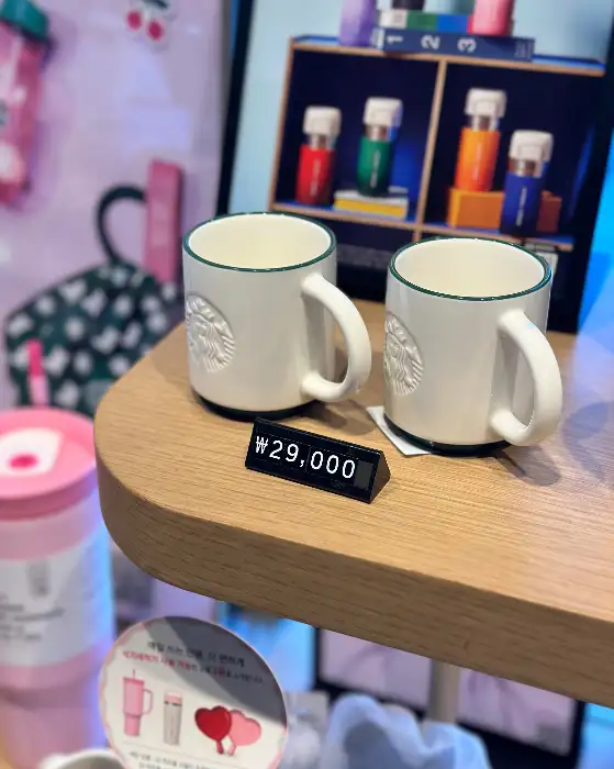 샌드위치와 올리브, 스타벅스 컵