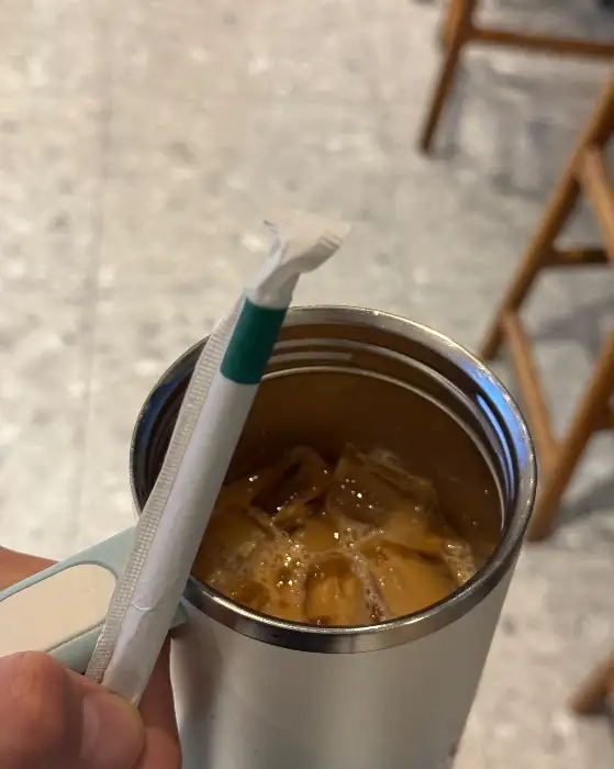 아이스 커피에 꽂힌 빨대