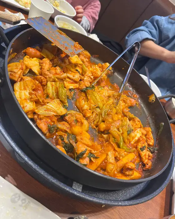 닭갈비가 맛있게 익어가는 모습